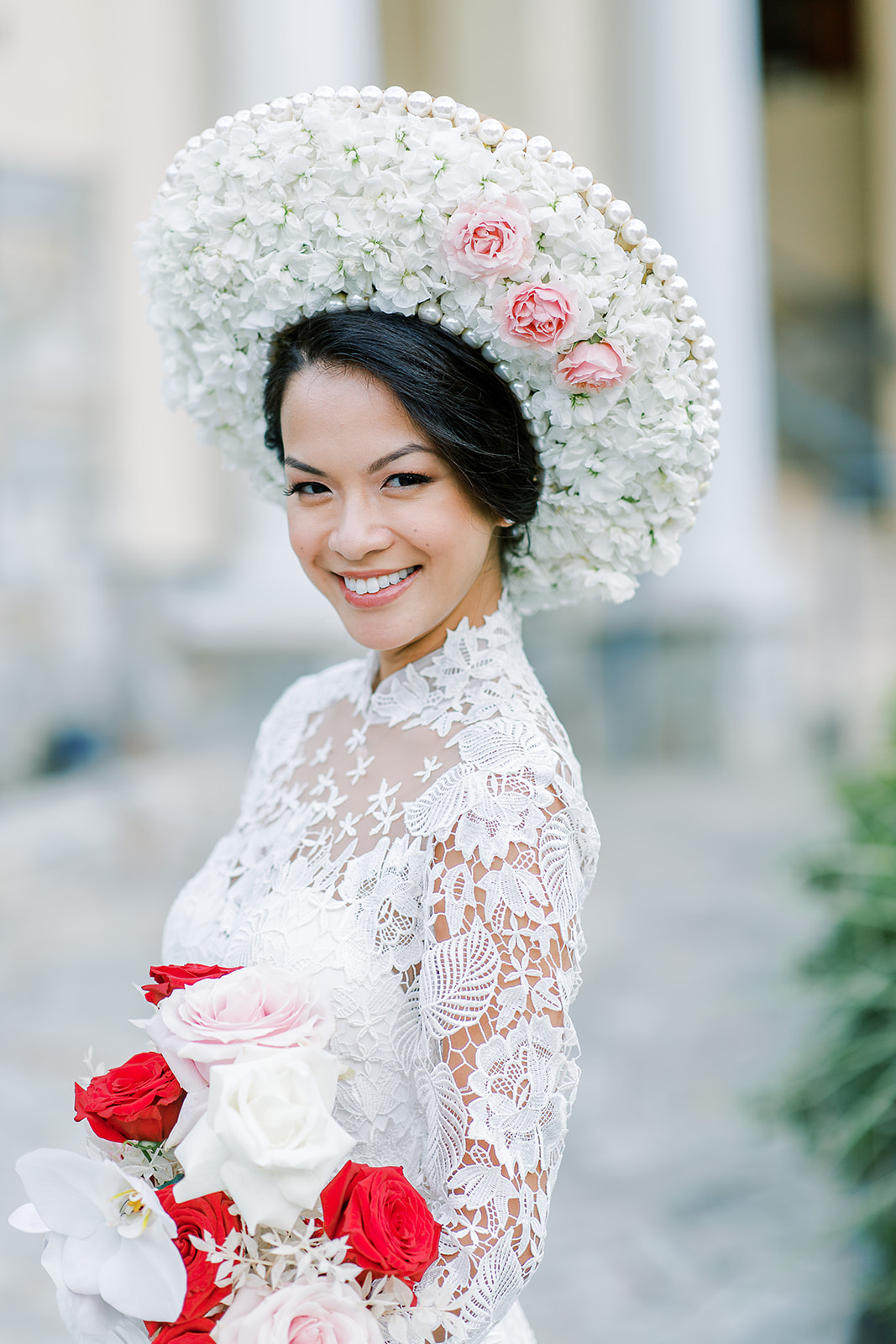 Bride wearing a floral khăn đóng headpiece